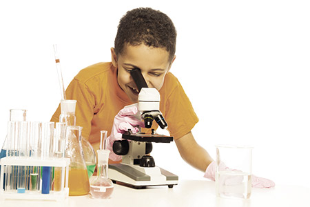 crianca_microscopio_s_opt