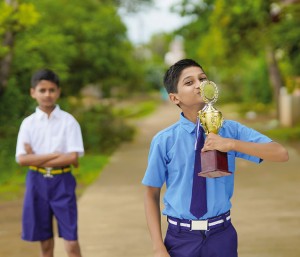meninos_trofeu_vencedor_perdedor_AdobeStock_454502926_PRASANNAPIX