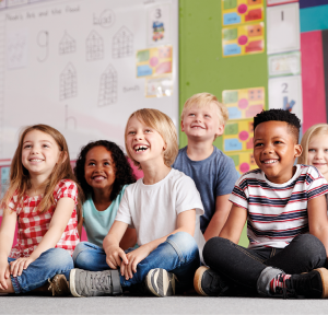 criancas_escola_sala_aula_AdobeStock_277896487_Monkey_Business