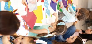 criancas_pintando_AdobeStock_247696100_Oksana_Kuzmina